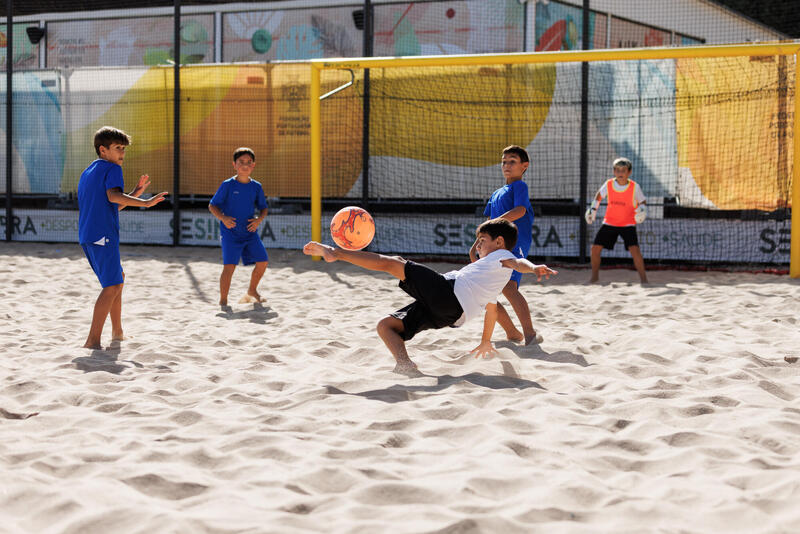 5 jeux de foot fun à faire sur la plage