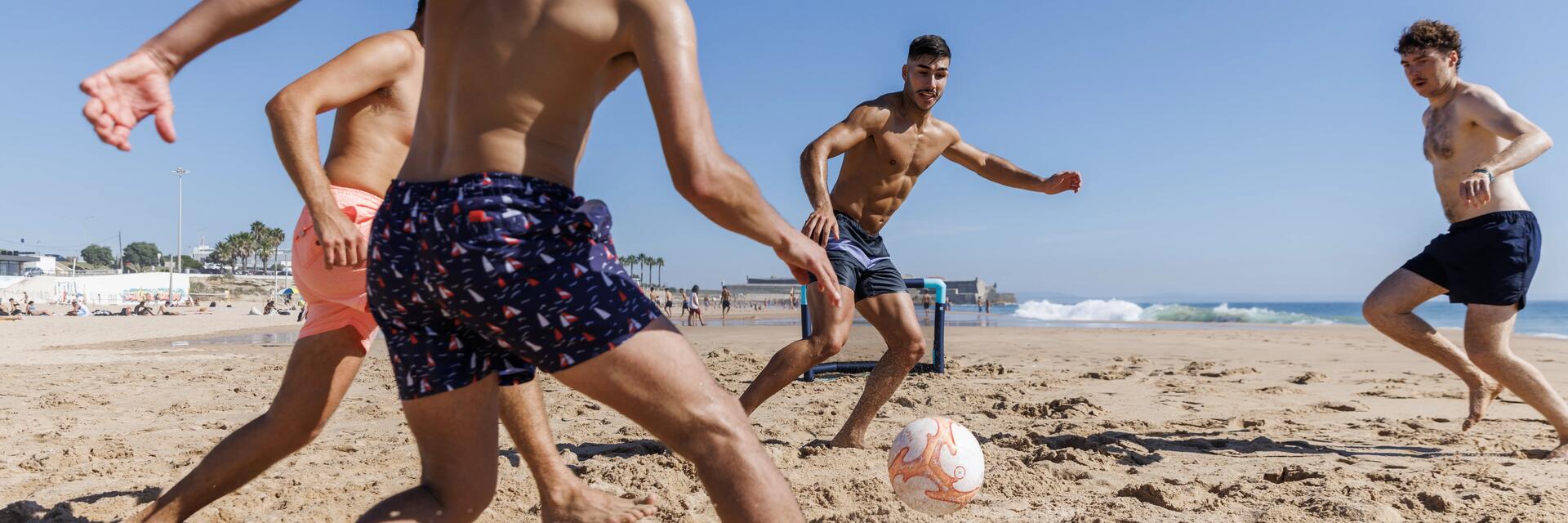 Mężczyźni grający w beach soccer 