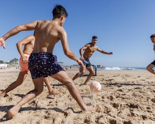 Mężczyźni grający w beach soccer 