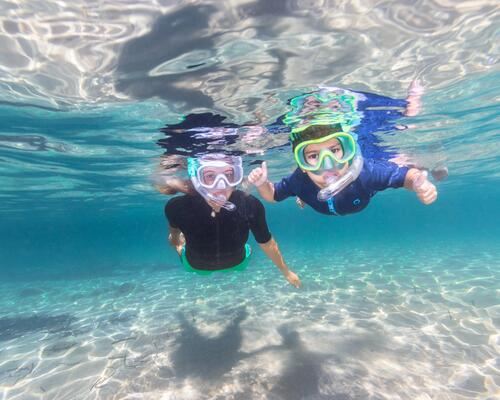 Zwei Kinder schwimmen mit dem richtigen Schnorchel