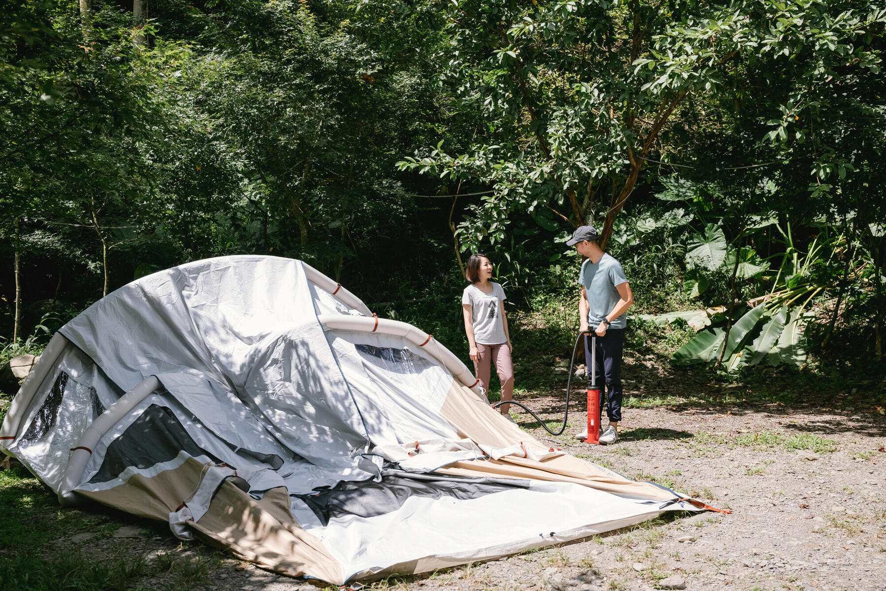 família a acampar na natureza