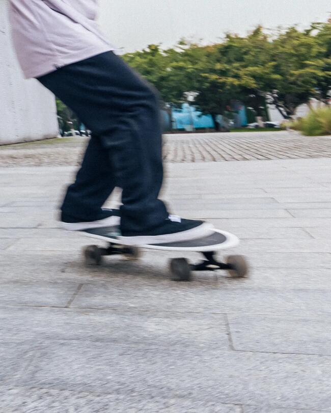 Patinador surfeando en asfalto