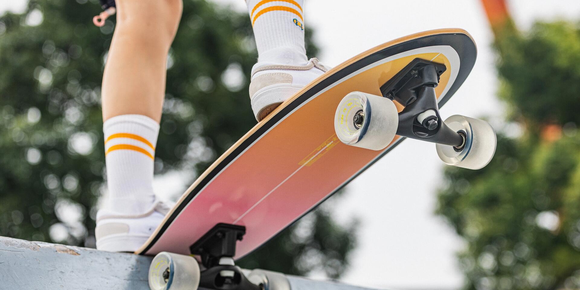 osoba stojąca na deskorolce na skateparku 