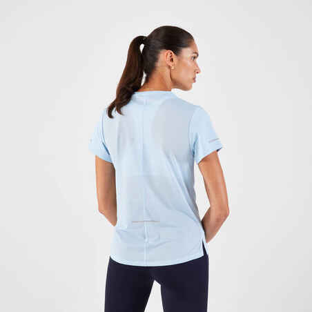 חולצת ריצה אוורירית דרייפיט לנשים דגם KIPRUN Run 500 – כחול שמיים
