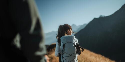 Maior tecnicidade: chapéu amovível para ser usado como bolsa