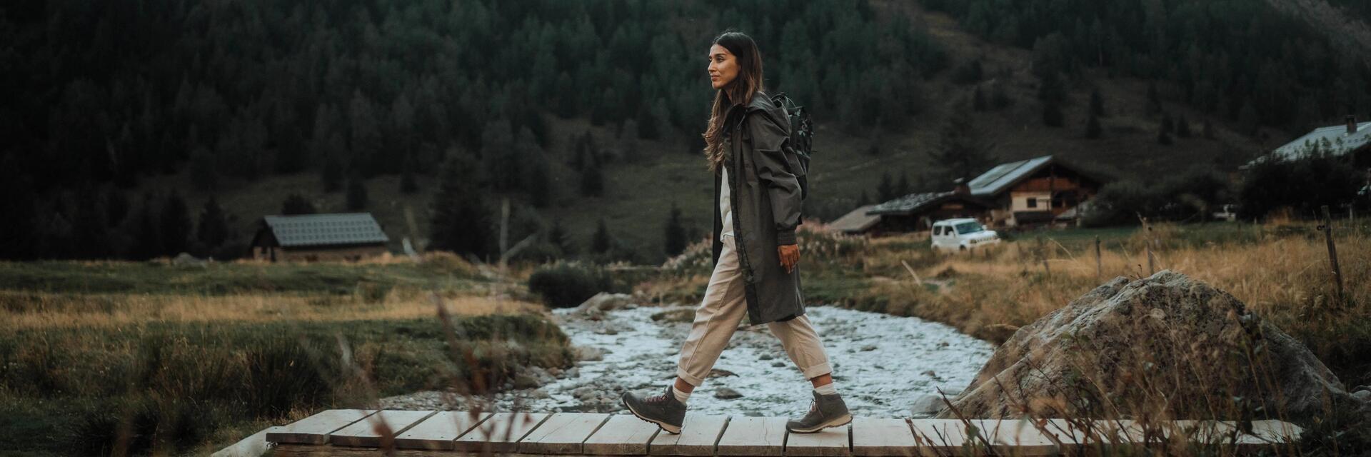 Kobieta w odzieży trekkingowej z plecakiem turystycznym na plecach wędrująca trasą na morskie Oko