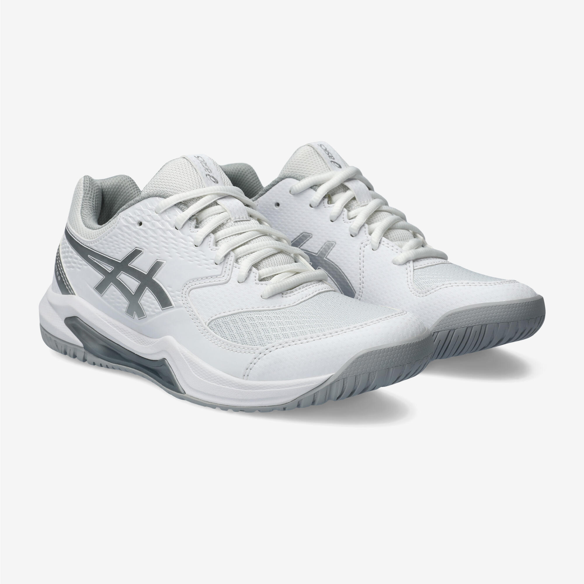 Weißer Tennisschuh der Marke Asics mit silberenen Linien für Damen. Weißer Hintergrund.