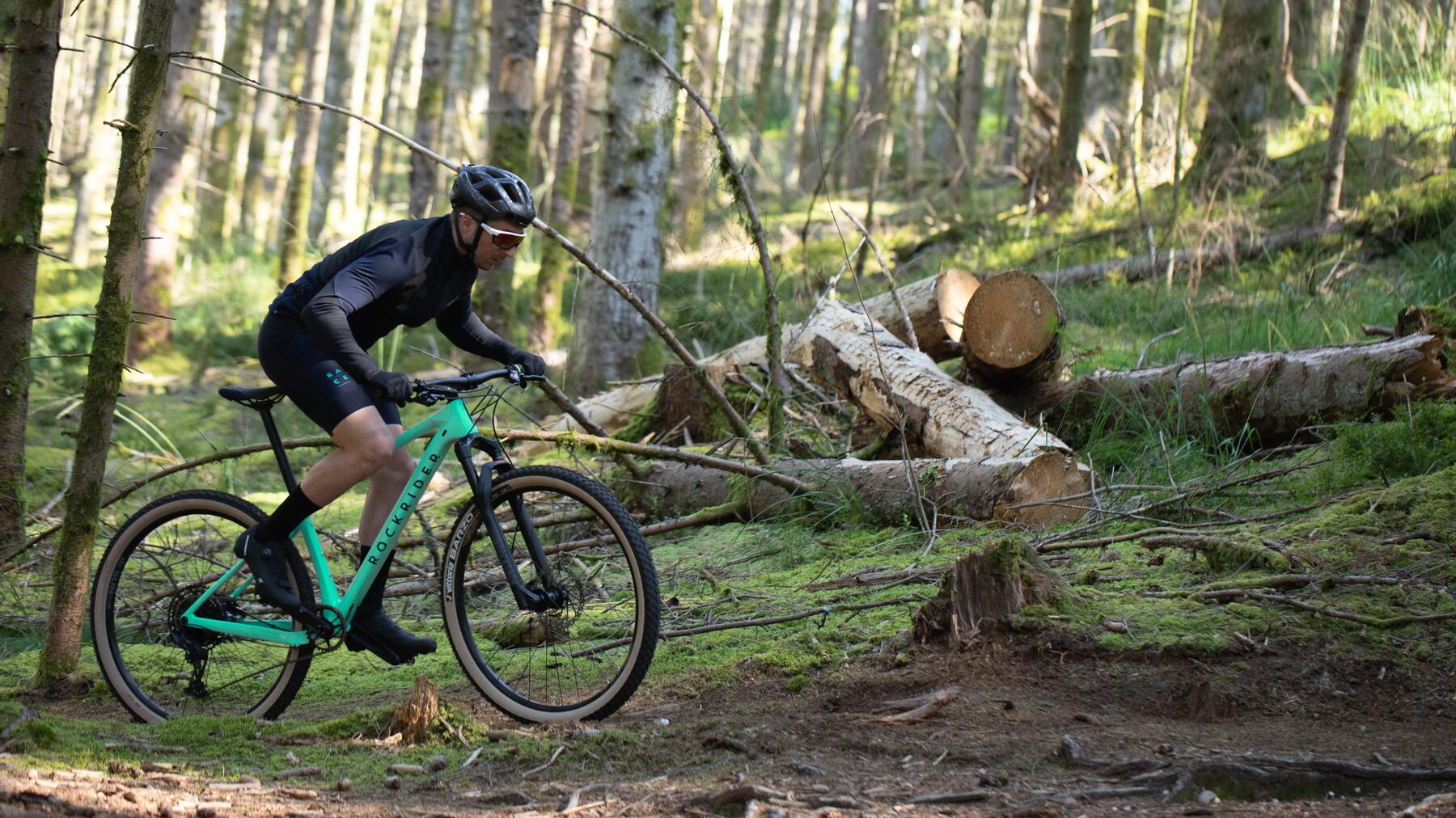 Mężczyzna jadący na rowerze crossowym