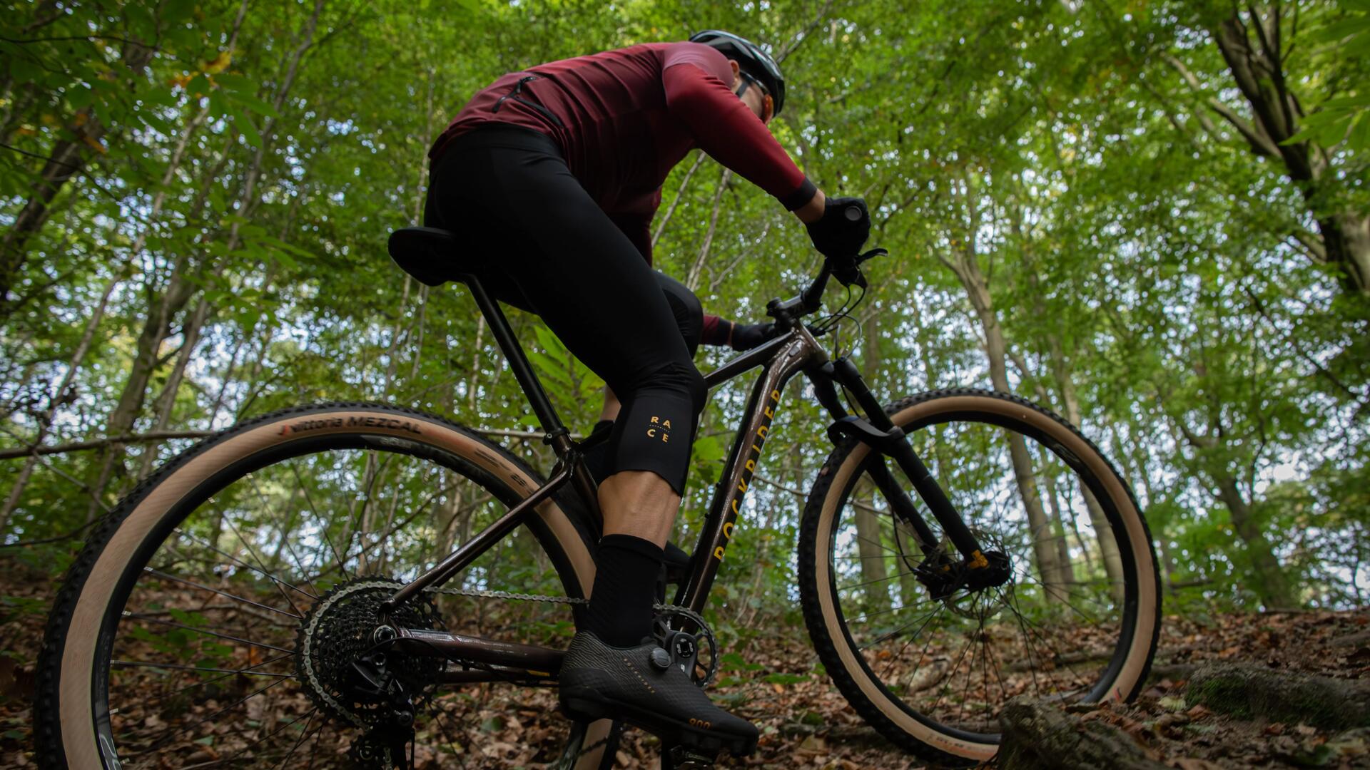 VTT semi rigide en forêt