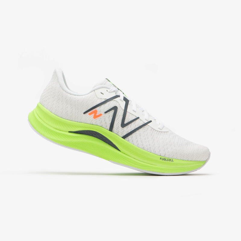 CHAUSSURE DE RUNNING HOMME NEW BALANCE FUELCELL PROPEL V4 BLANC ET VERT SS24