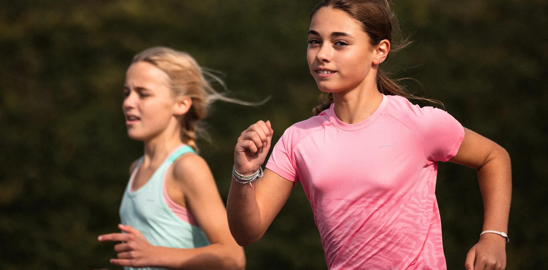 dziewczynki biegnące w odzieży do biegania