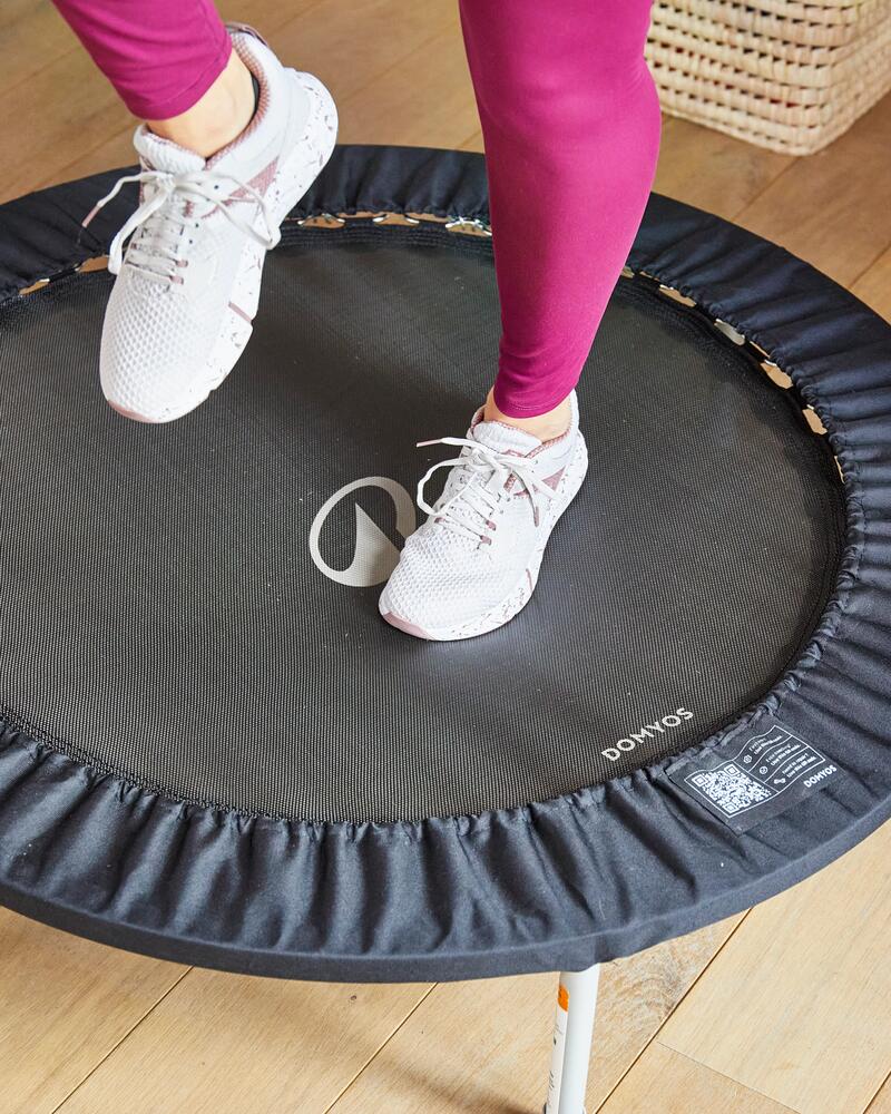 Eine Person steht auf einem Trampolin