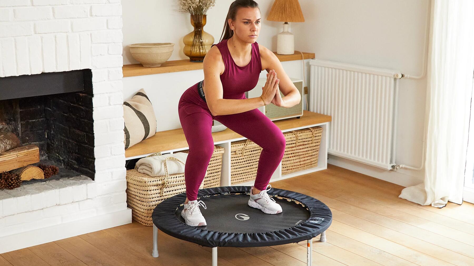 Kobieta ćwicząca na trampolinie w domu