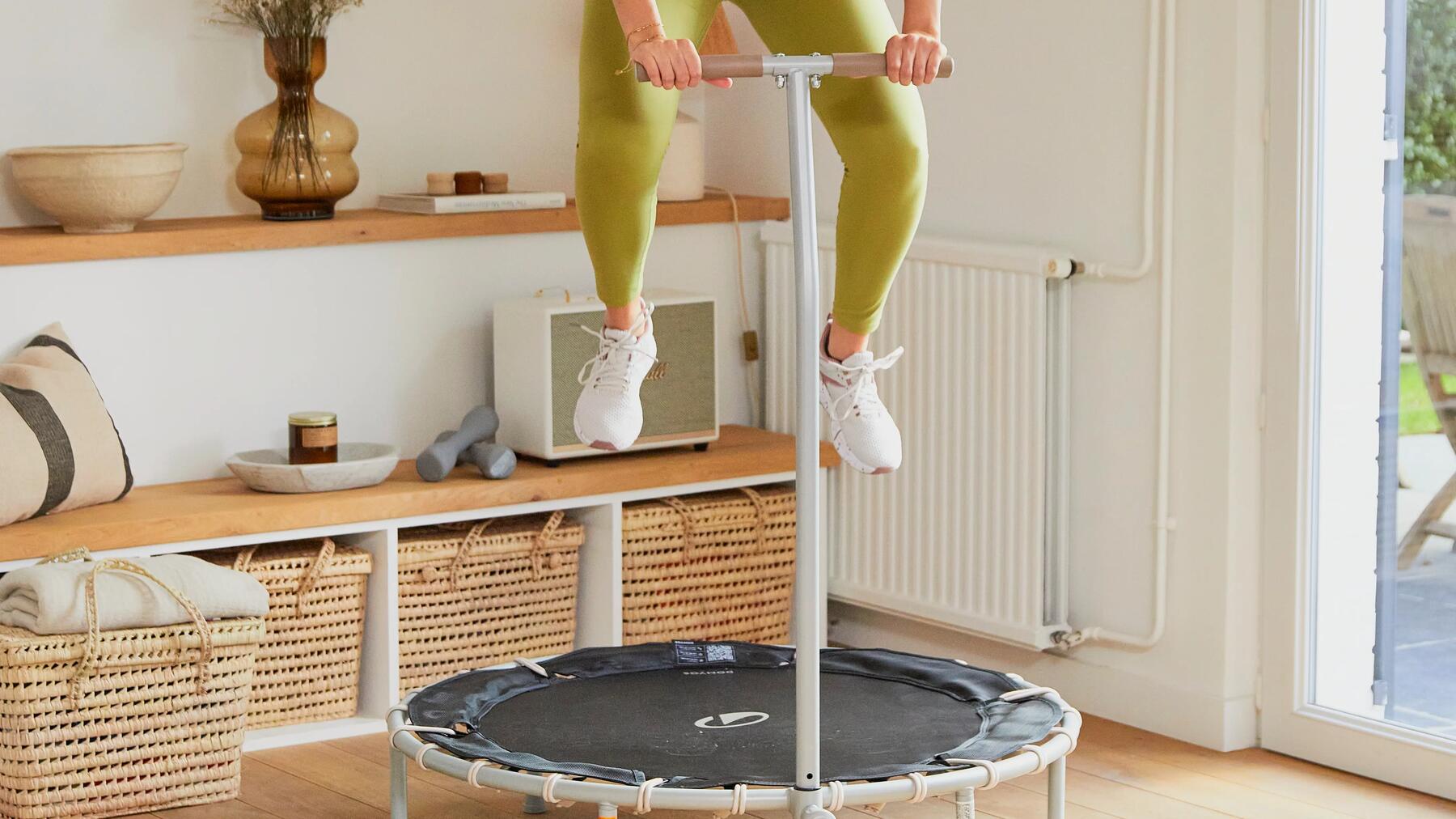 Kobieta robiąca trening na trampolinie