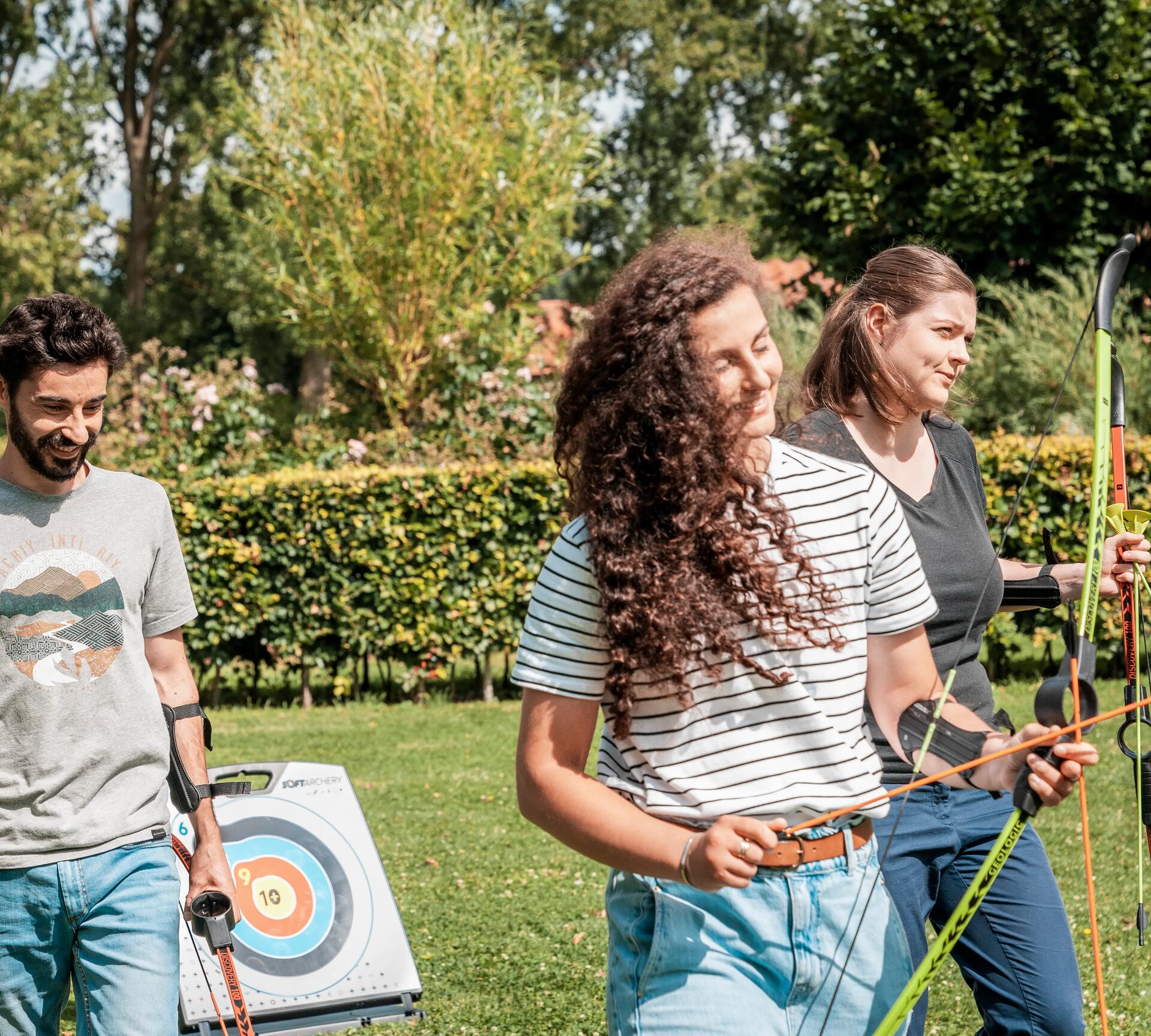 tiro com arco no jardim