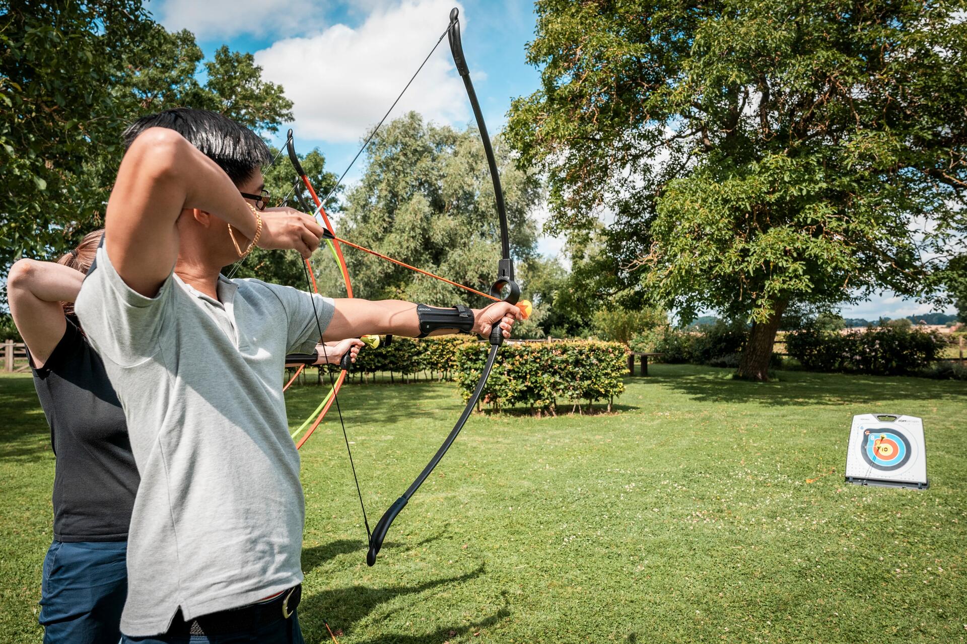 personne qui s'apprête à utiliser son arc à flèche