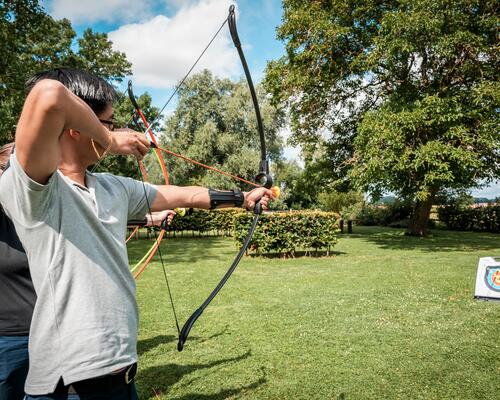 personne qui s'apprête à utiliser son arc à flèche