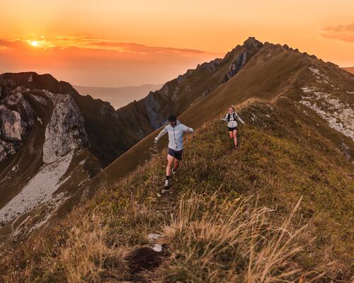 dos personas corriendo por la montaña con sus zapatillas de trail running