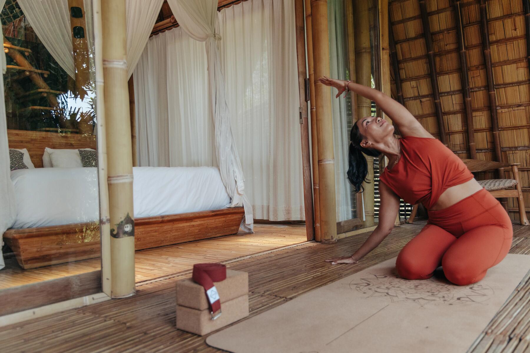 Eine Frau, die eine Yoga-Haltung auf einer Korkmatte macht.