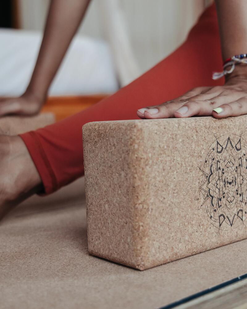 Ejercicios de yoga con bloque y bolster