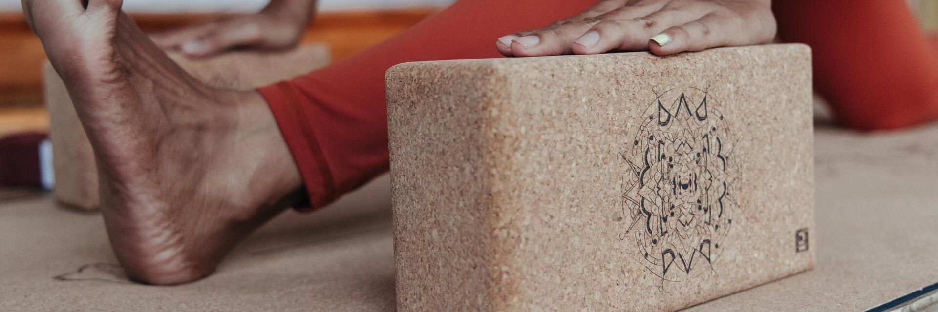 Ejercicios de yoga con bloque y bolster 