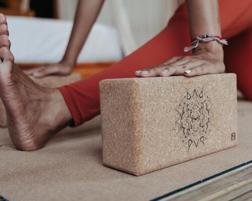 Ejercicios de yoga con bloque y bolster 