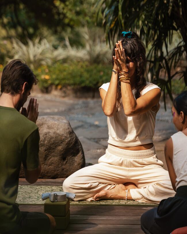Eine Frau macht Yoga.