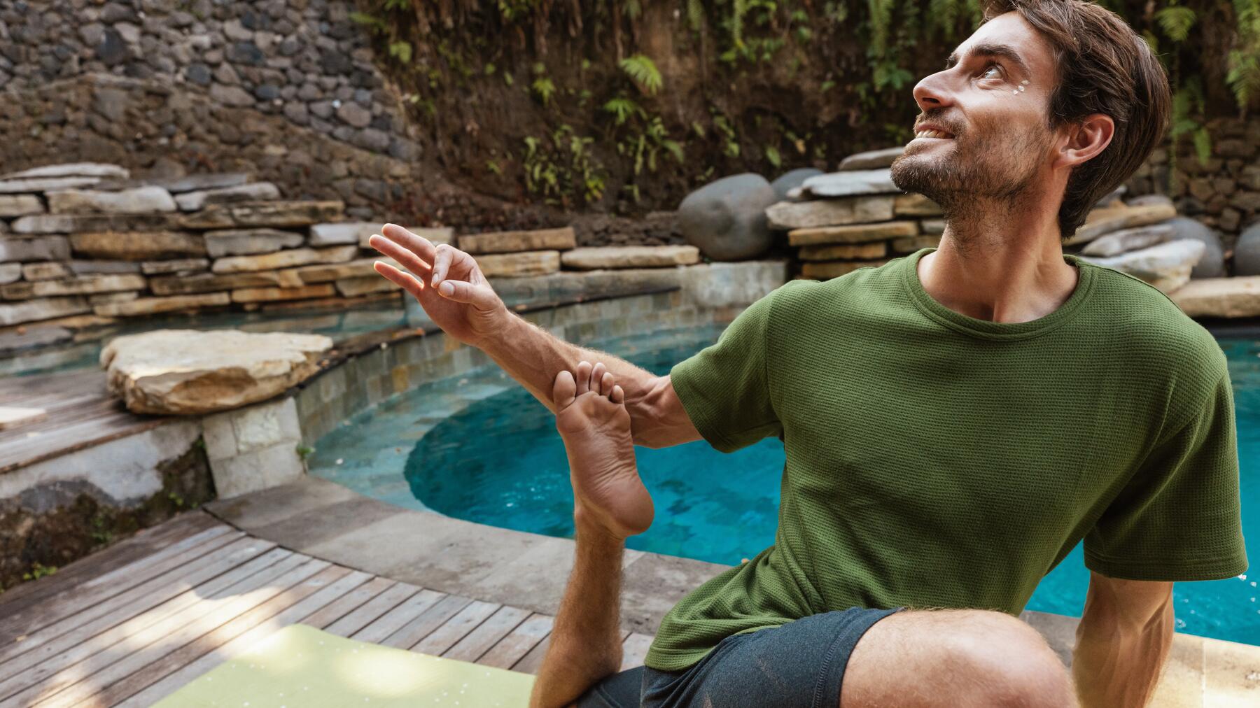 Quels vêtements homme choisir pour le yoga ? – Decathlon