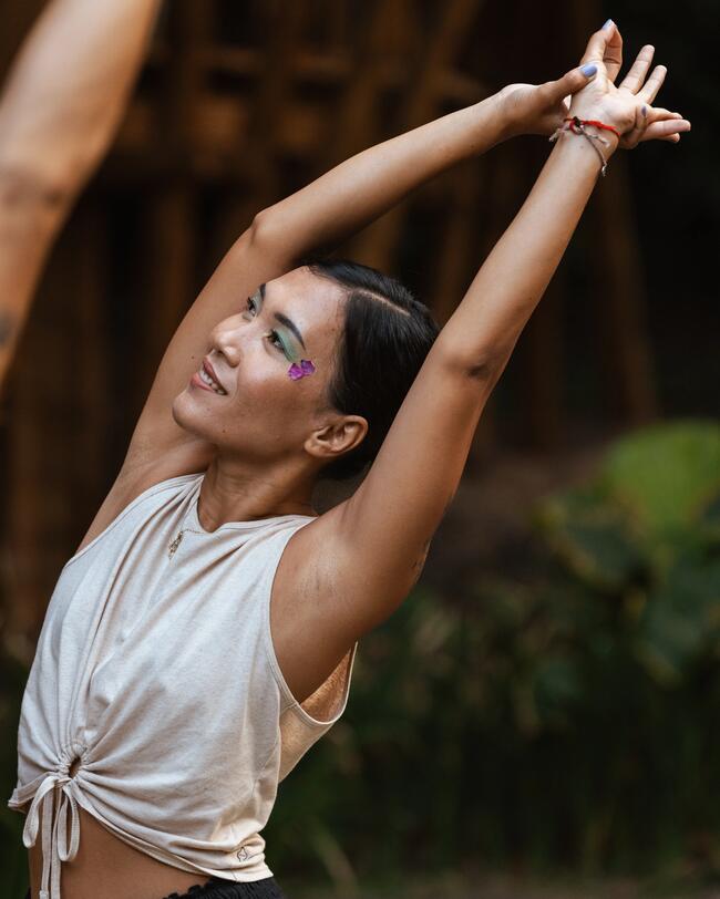 Eine Frau macht Yoga.