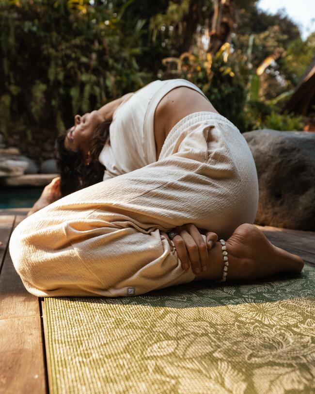 Eine Frau macht Yoga.