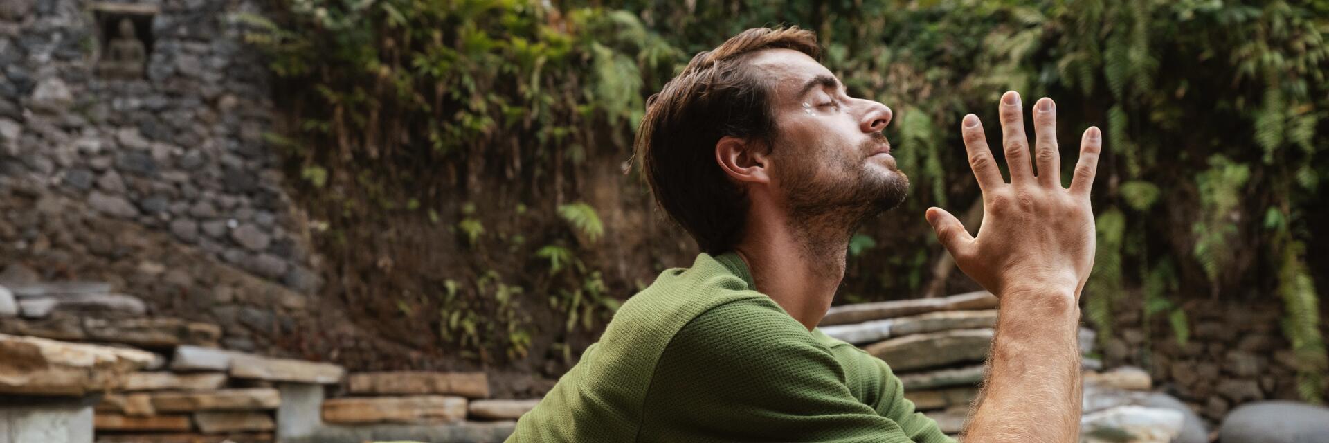Mann übt Yoga Asana, fokussiert auf die Aktivierung und Balance der Chakren
