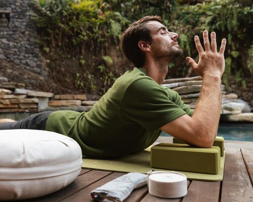 Mann übt Yoga Asana, fokussiert auf die Aktivierung und Balance der Chakren