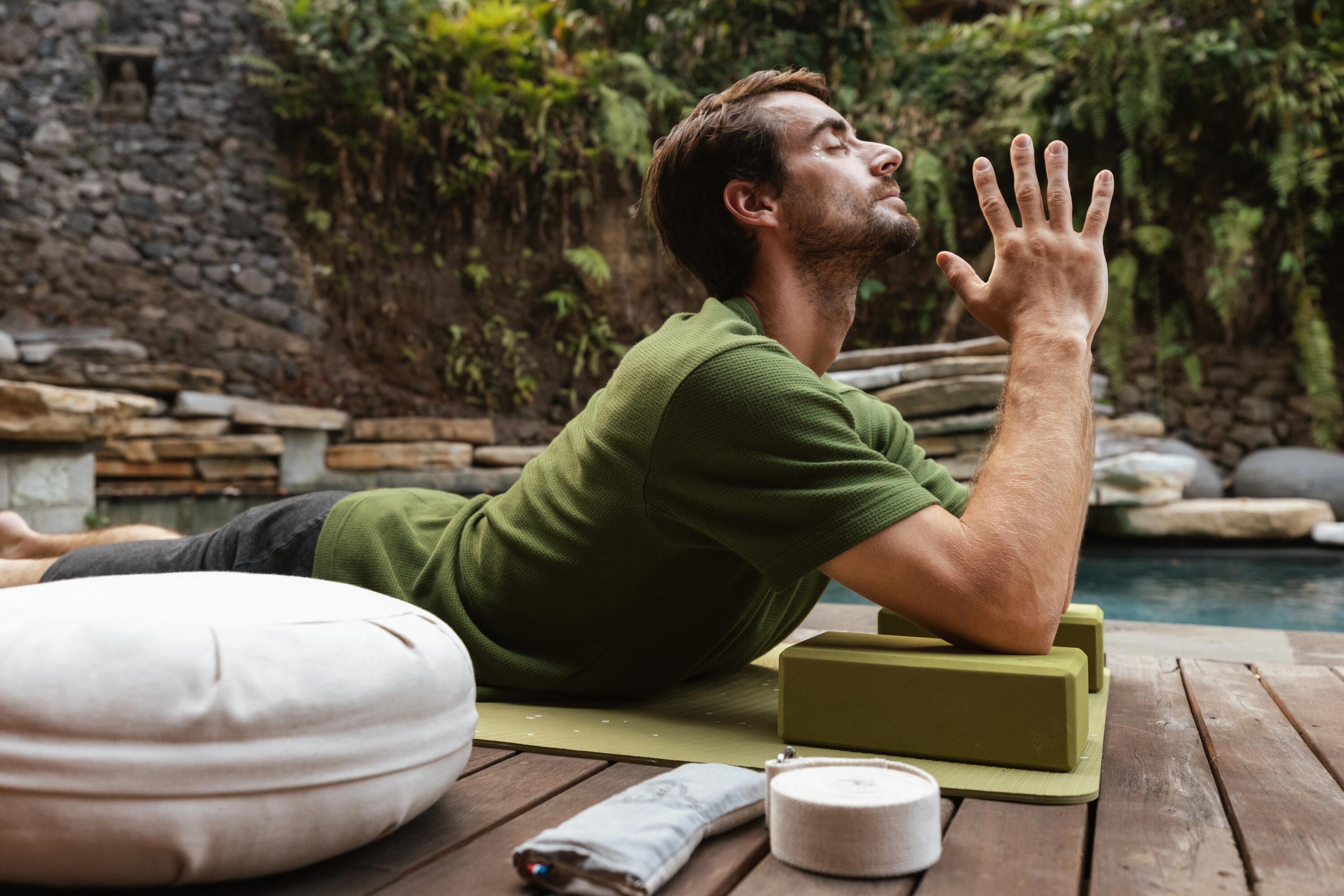 Mann übt Yoga Asana, fokussiert auf die Aktivierung und Balance der Chakren
