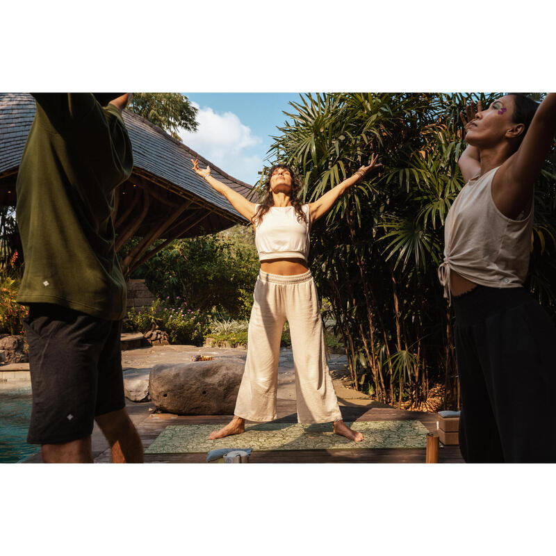 Damesbroek voor yogaretraites beige