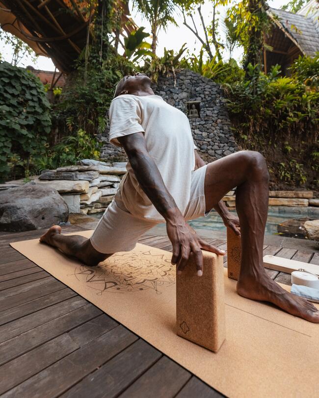Ein Mann macht Yoga.