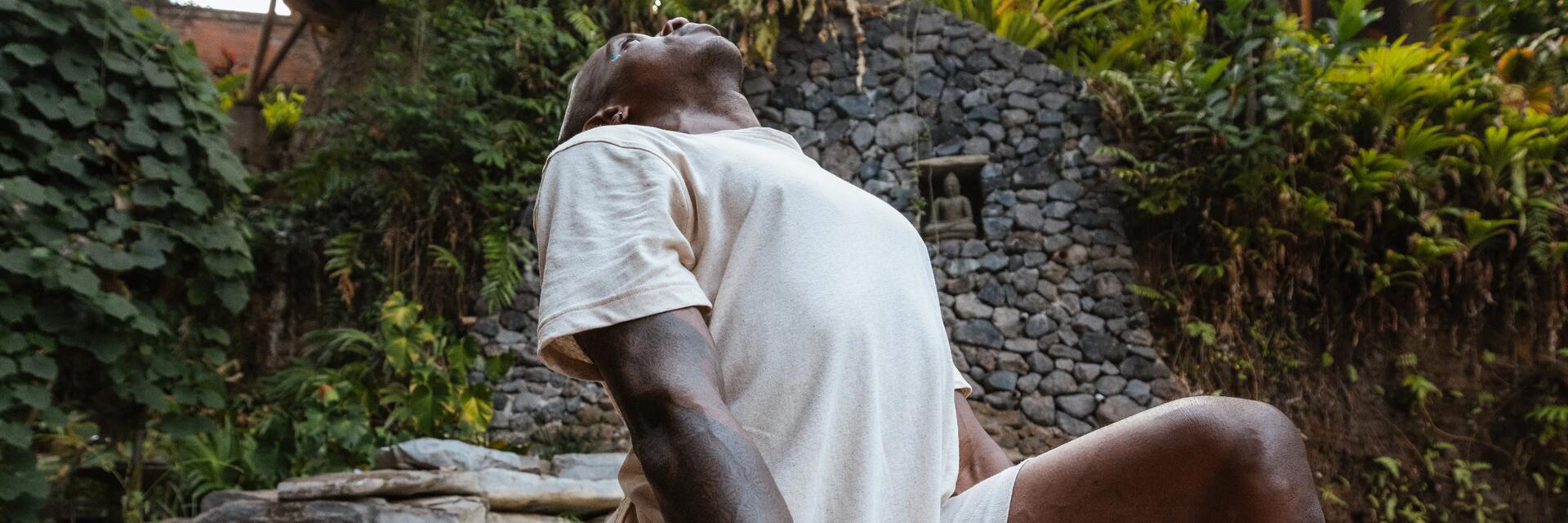 un homme qui fait du yoga