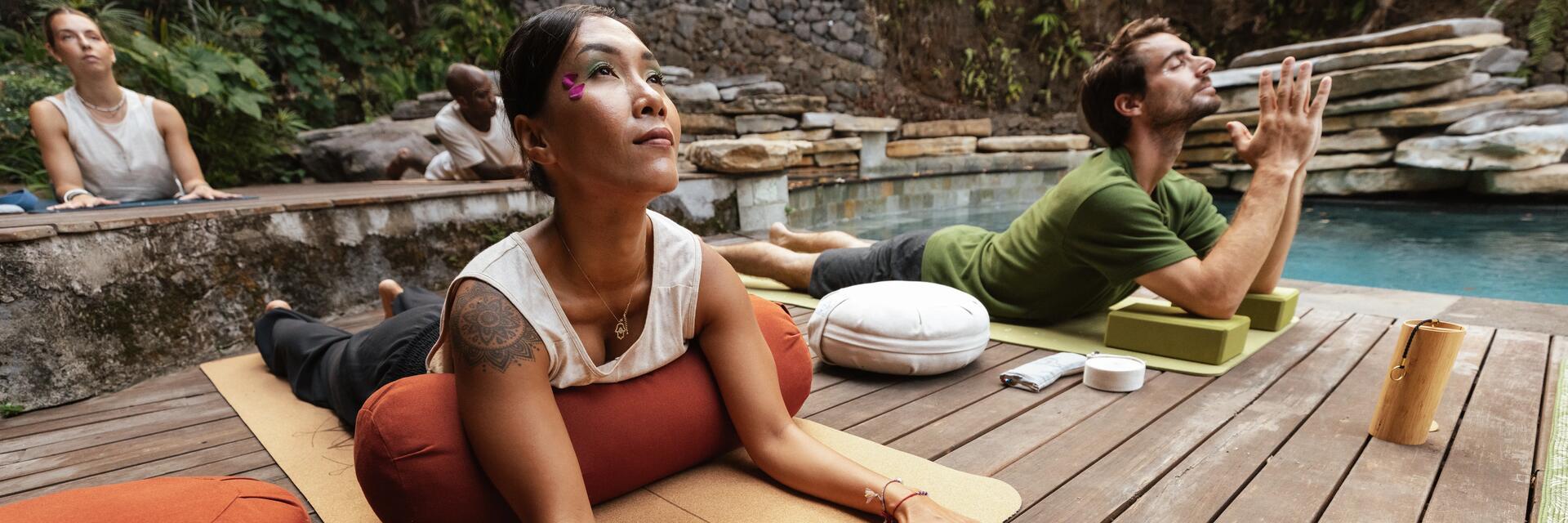 Yin Yoga Übungen auf Yoga Block und Yoga Kissen