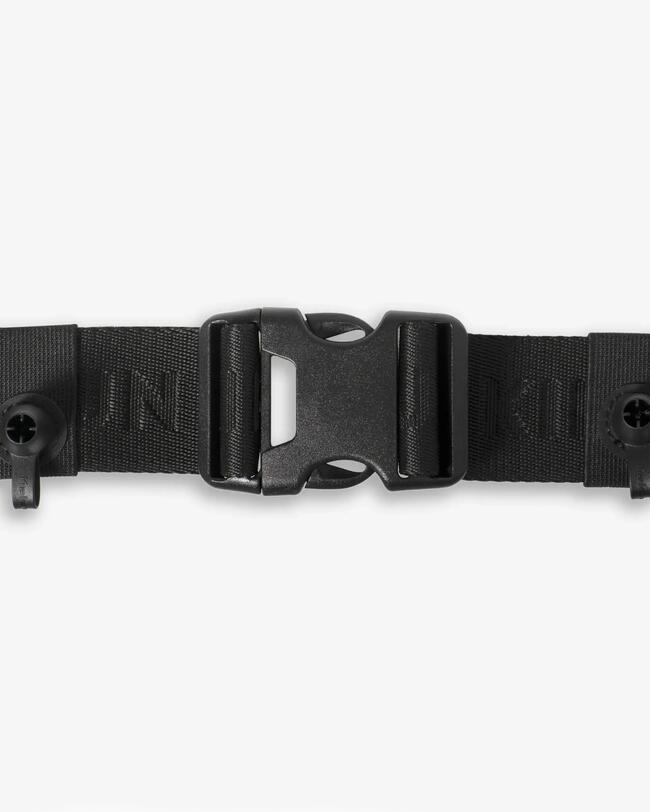 Nahaufnahme eines verschlossenen Klickverschlusses an einem Trinkgürtel. Daneben sind Startnummernhalter zu sehen.