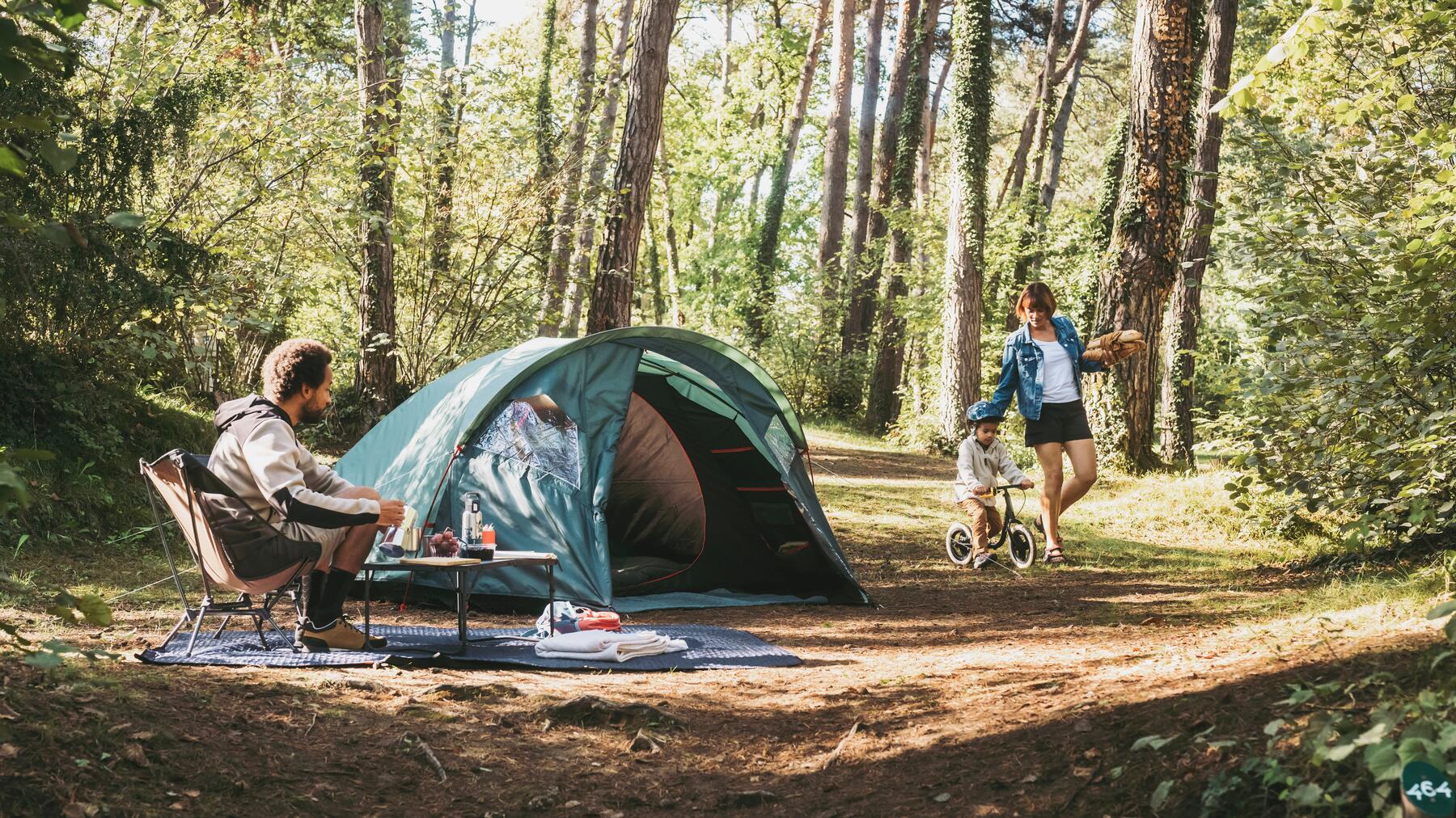 Pai e crianças em um acampamento
