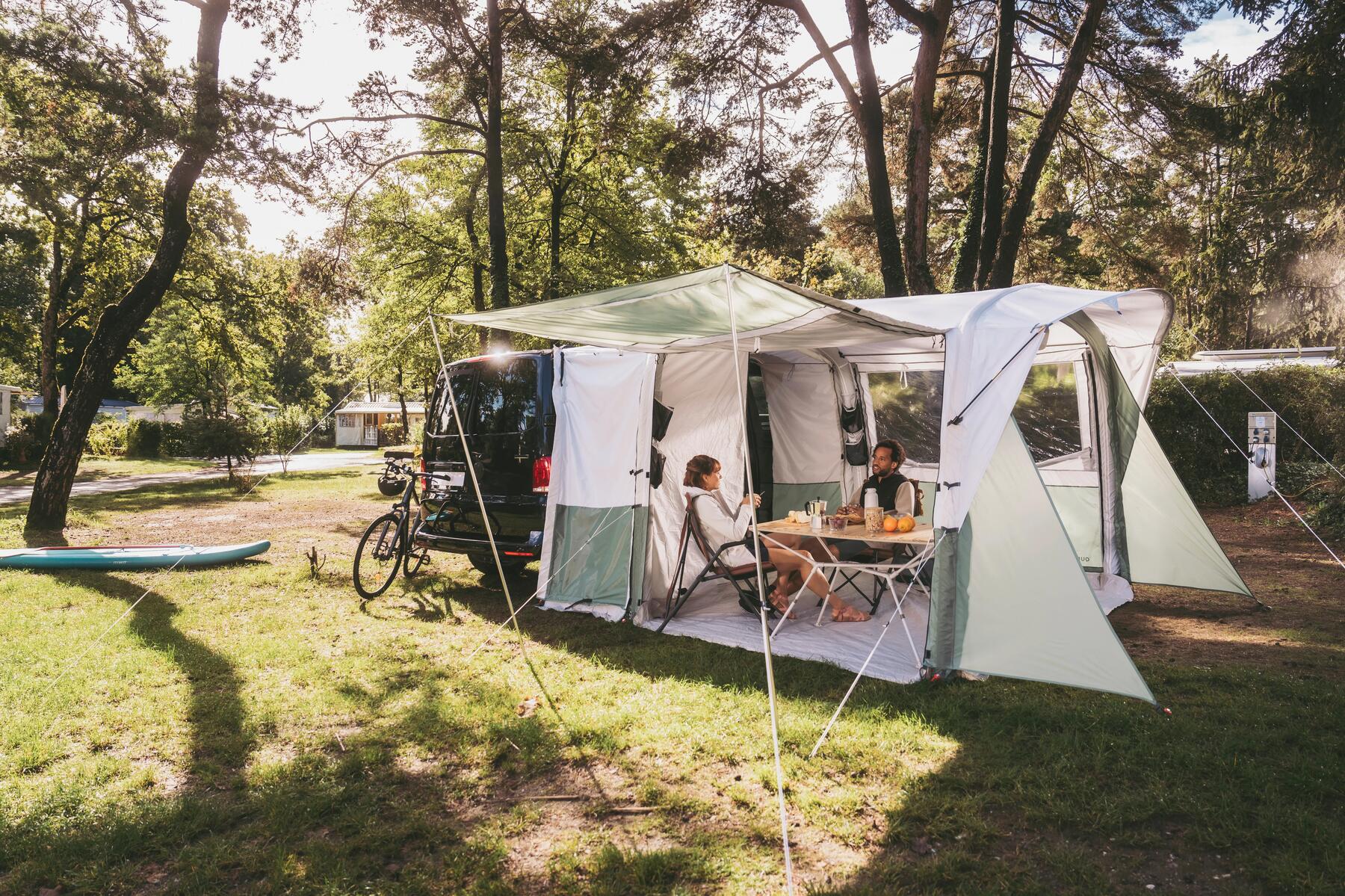 pareja en un camping