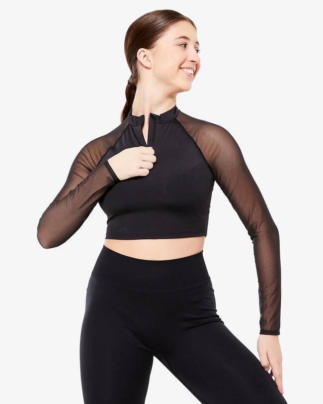 Eine Frau trägt Sportbekleidung.