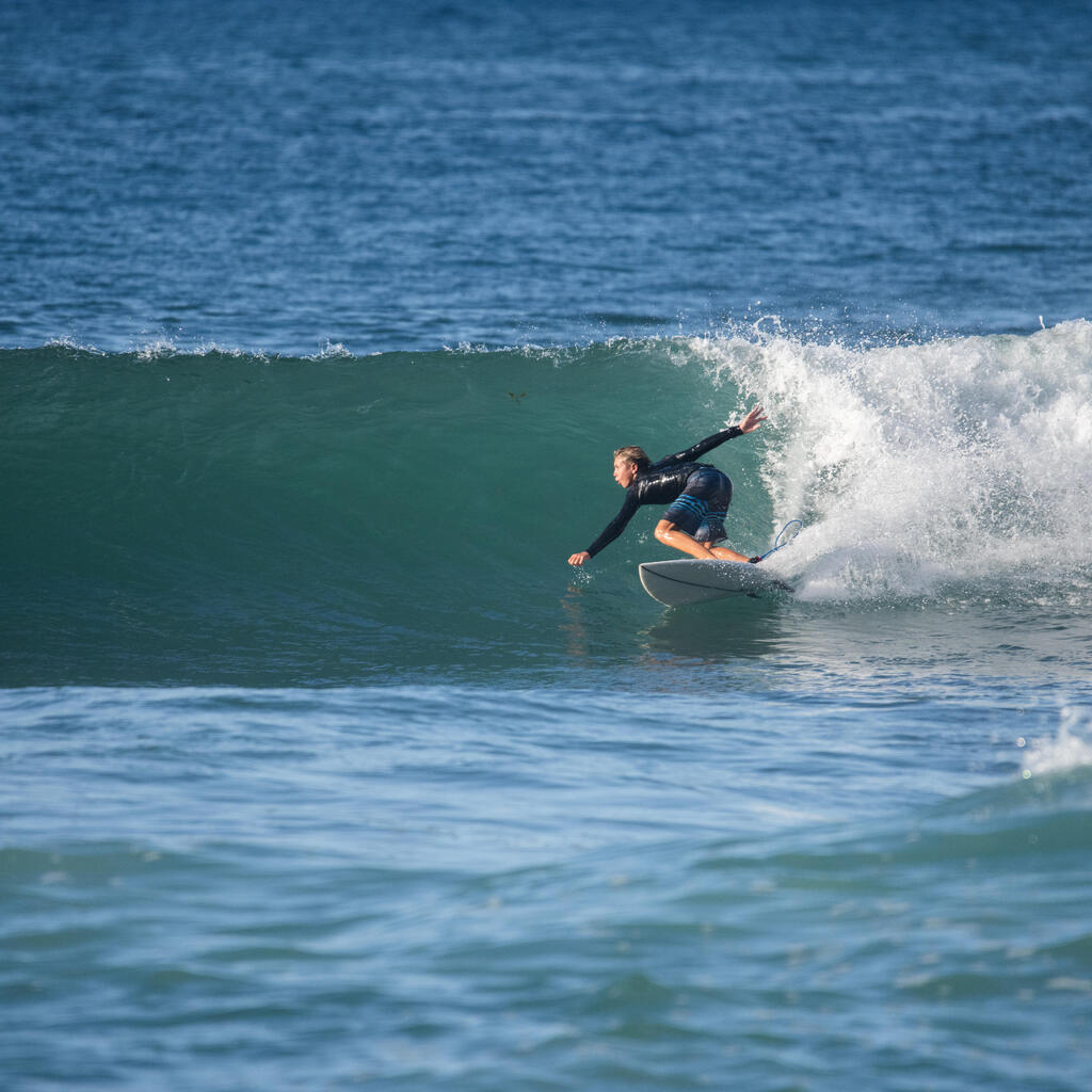Bermuda de surf negro con azul de rayas para niños 900