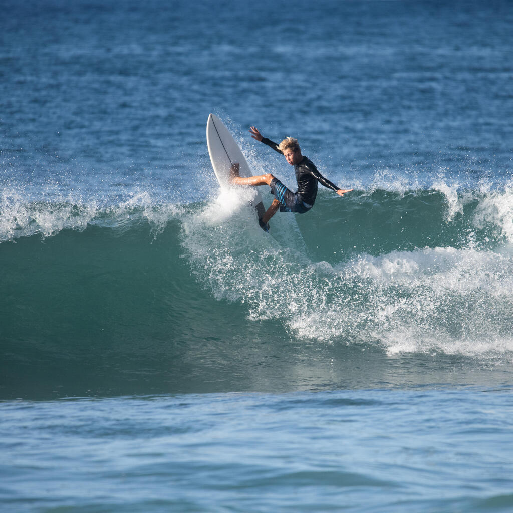 Bermuda de surf negro con azul de rayas para niños 900
