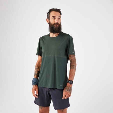 חולצת טי לגברים לריצה למרחקים ארוכים, דגם KIPRUN Run 900 Ultra - ירוק אפור כהה 