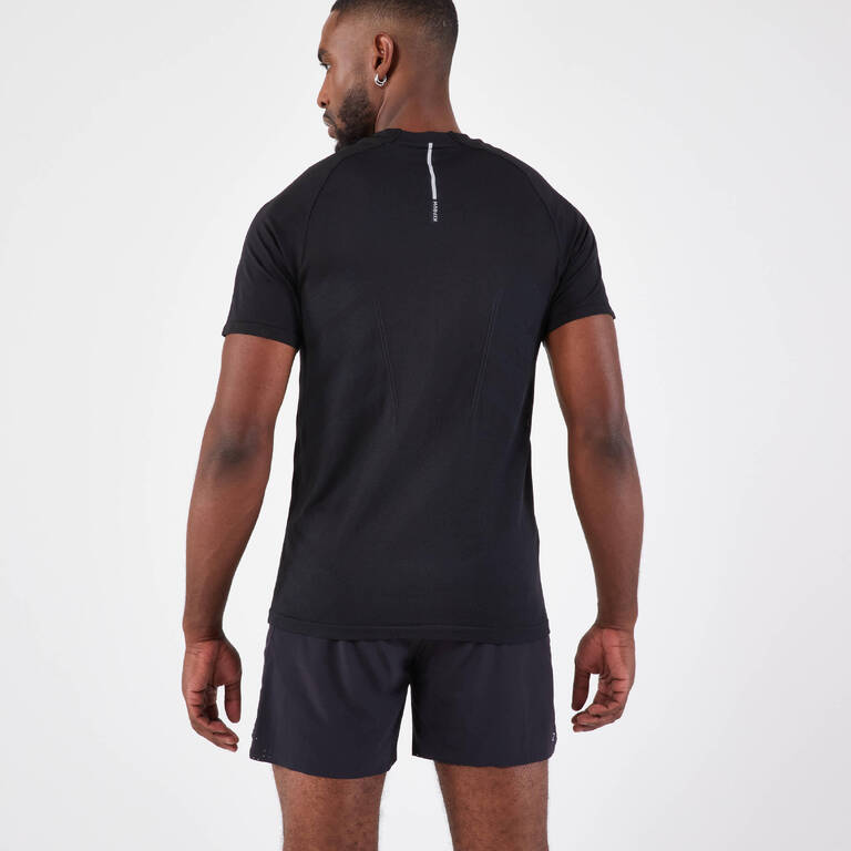 Kaos Lari Pria Kiprun Run 500 Comfort Seamless - Hitam