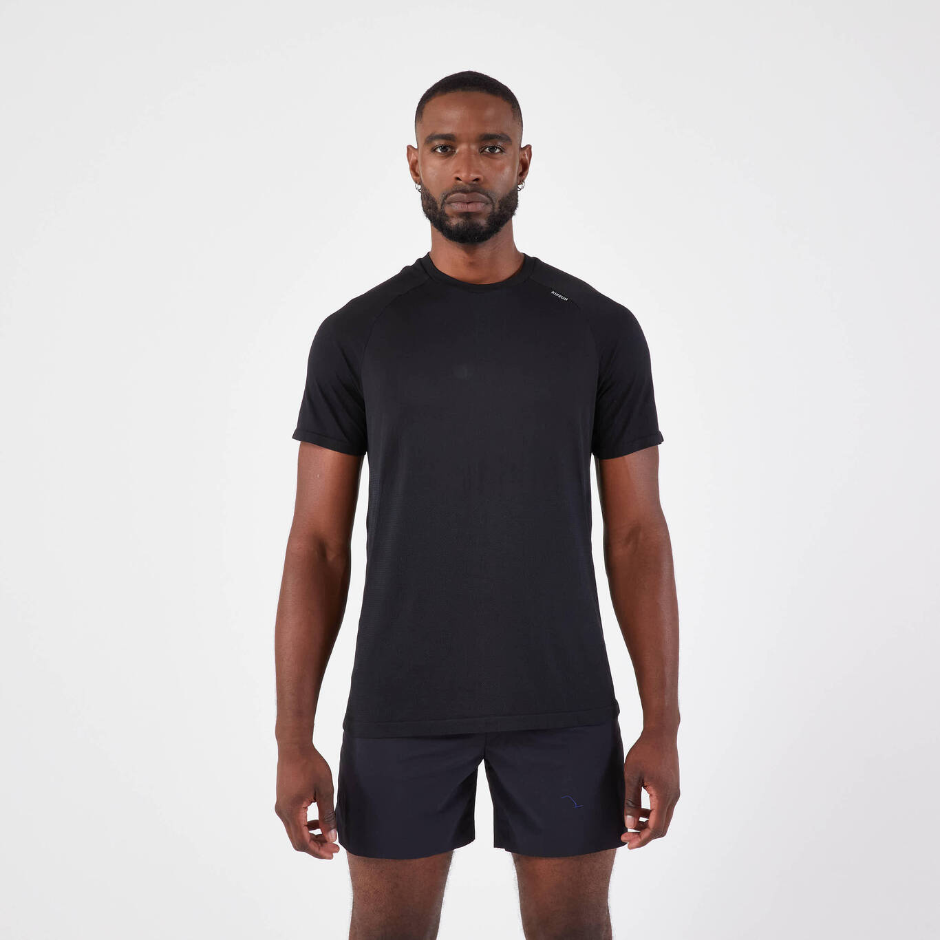 Kaos Lari Pria Kiprun Run 500 Comfort Seamless - Hitam