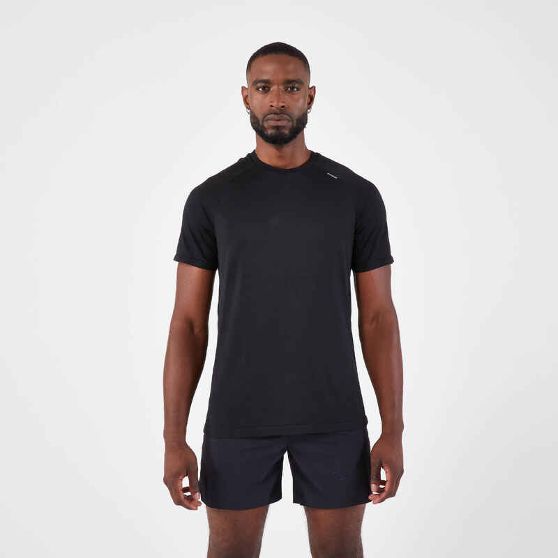 חולצת ריצה ללא תפרים לגברים KIPRUN Run 500 Comfort - שחור