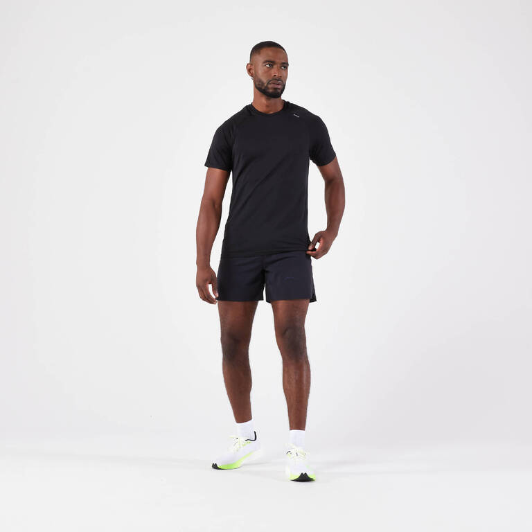 Kaos Lari Pria Kiprun Run 500 Comfort Seamless - Hitam