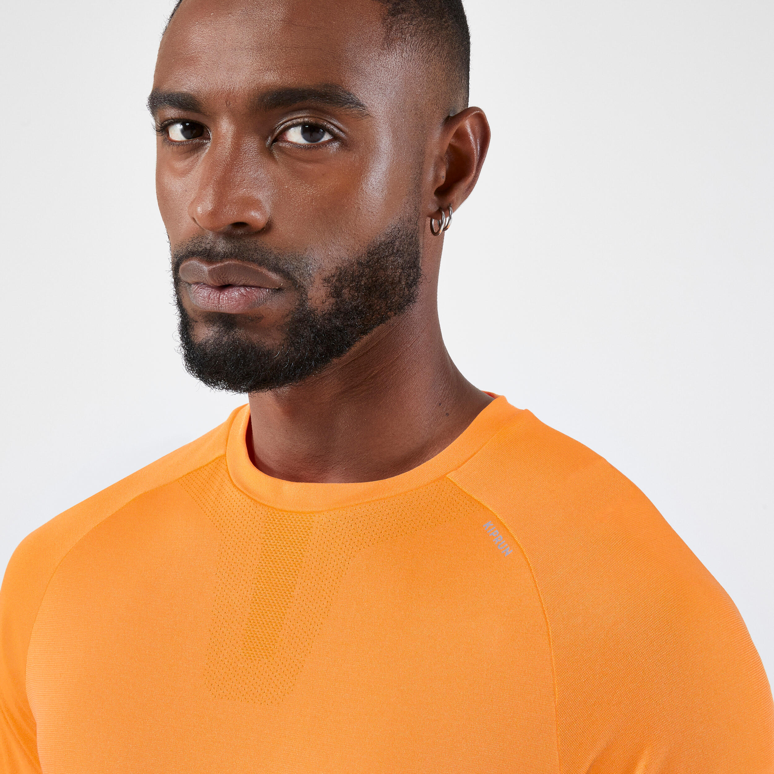 Men's KIPRUN Run 500 Comfort seamless running T-shirt - light orange 4/6