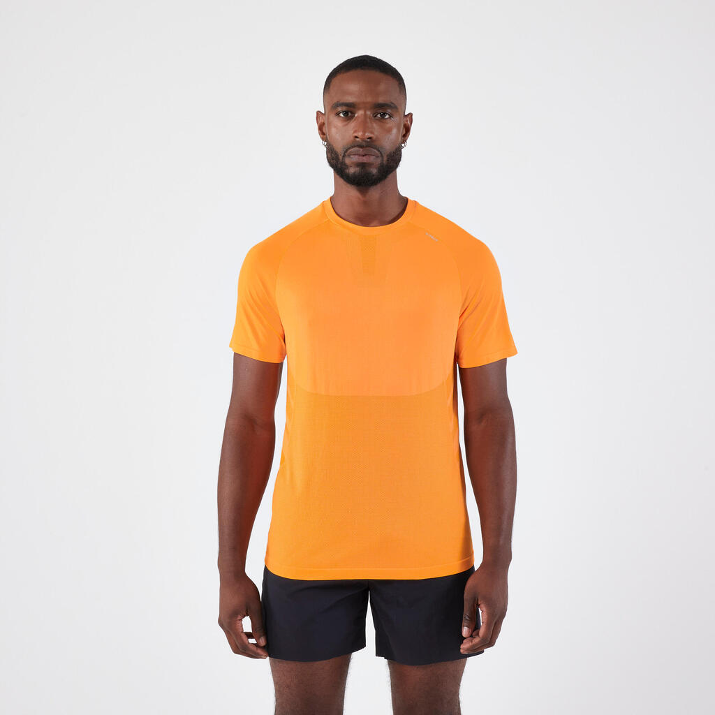 Men's KIPRUN Run 500 Comfort seamless running T-shirt - light orange